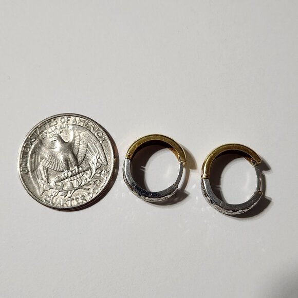 [SOLD] 80's 2.1g 18K Gold Engraved Design Etched Huggie Earrings - Picture 9 of 16